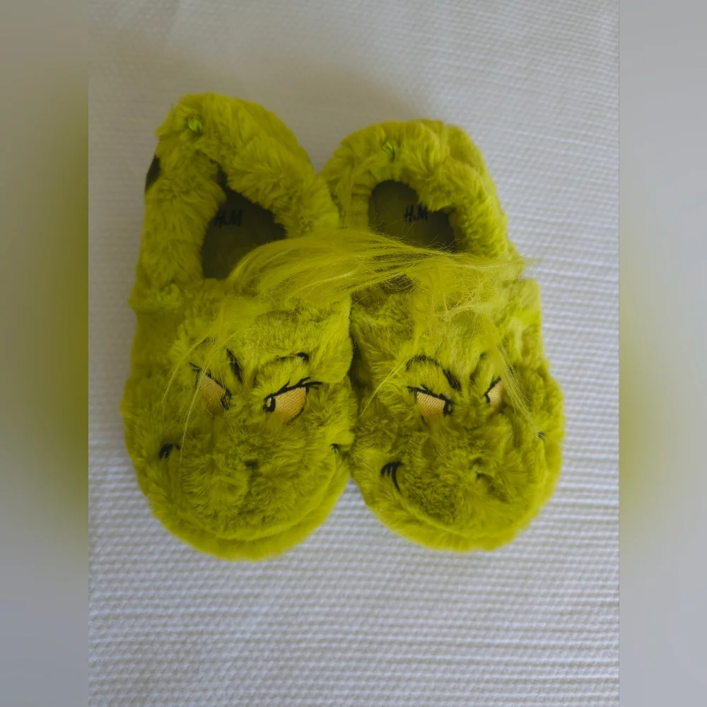 H&M Kids The Grinch Slippers Size 1/2 .